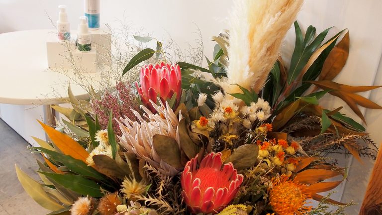 世界の花屋のなかのことVol.11　新しい化粧品ブランド「精油とわたし」の発表イベントに世界の花屋が花材を提供しました。