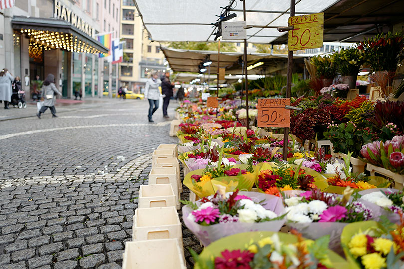 花とコーヒーの朝～スウェーデン・ストックホルム～ - 世界の花屋 フラワーギフト おしゃれな花の通販サイト