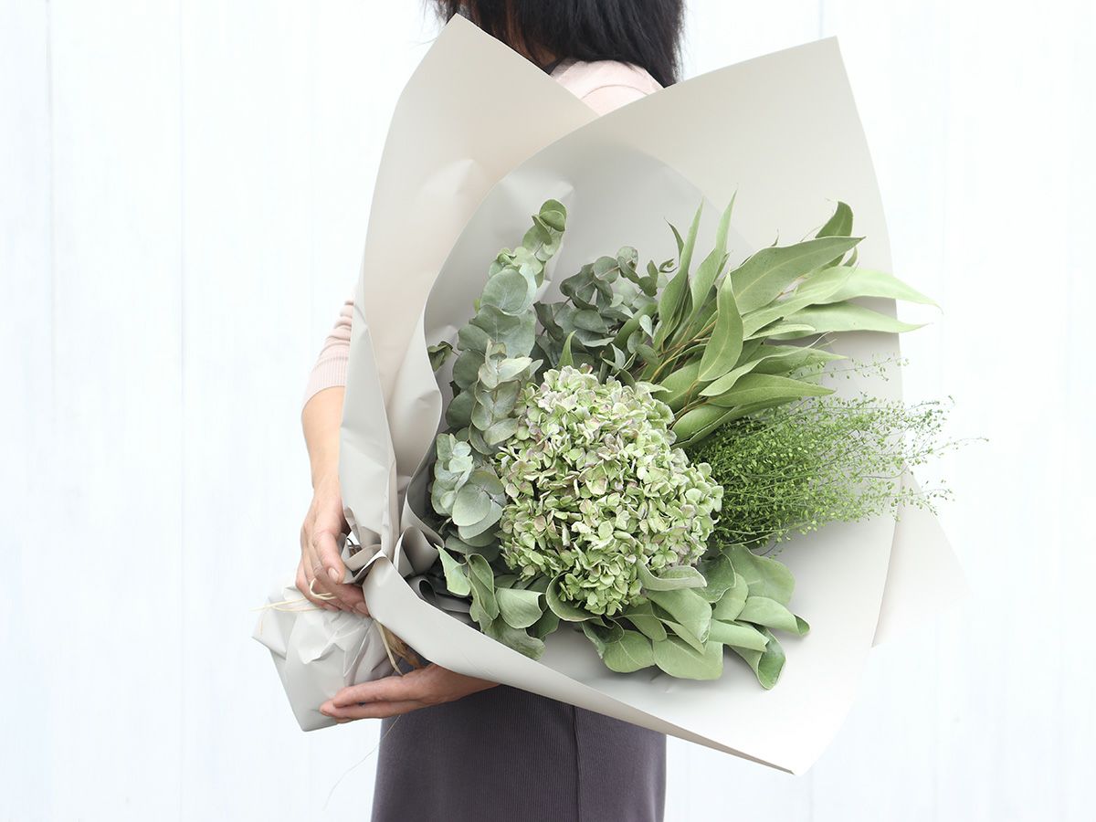 コロンビアから届いたアジサイとグリーンを束ねたドライブーケ