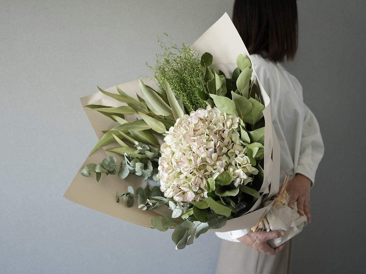 コロンビアから届いたアジサイとグリーンを束ねたドライブーケ