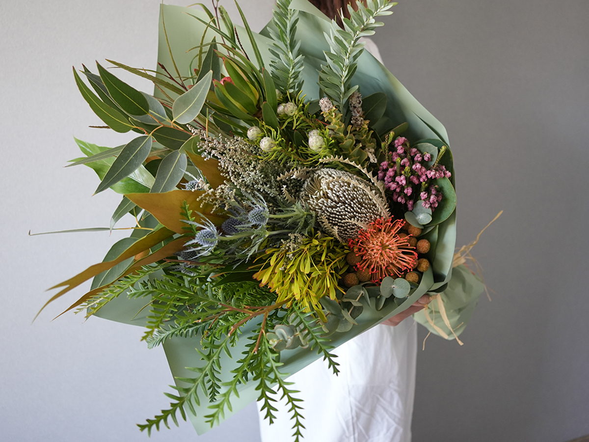 季節のバンクシアを束ねたおまかせフレッシュブーケ