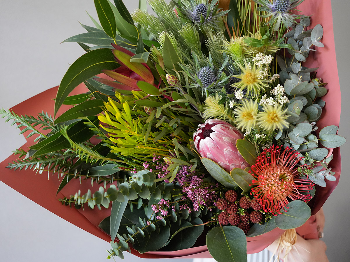 季節のプロテアを束ねたおまかせフレッシュブーケ(赤・ピンク系)